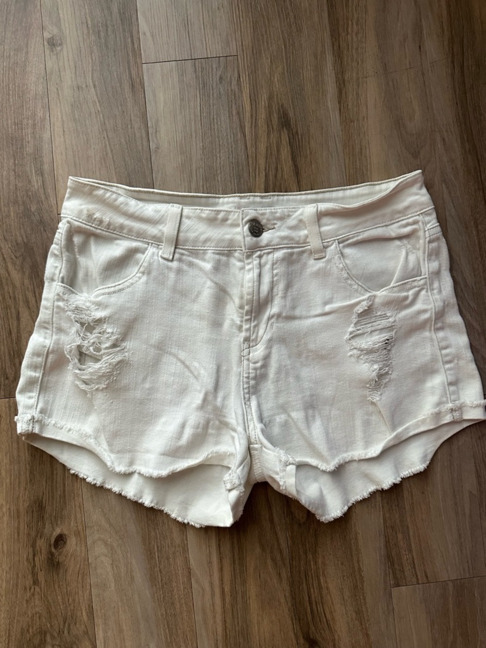 GUESS Womens white distressed denim shorts